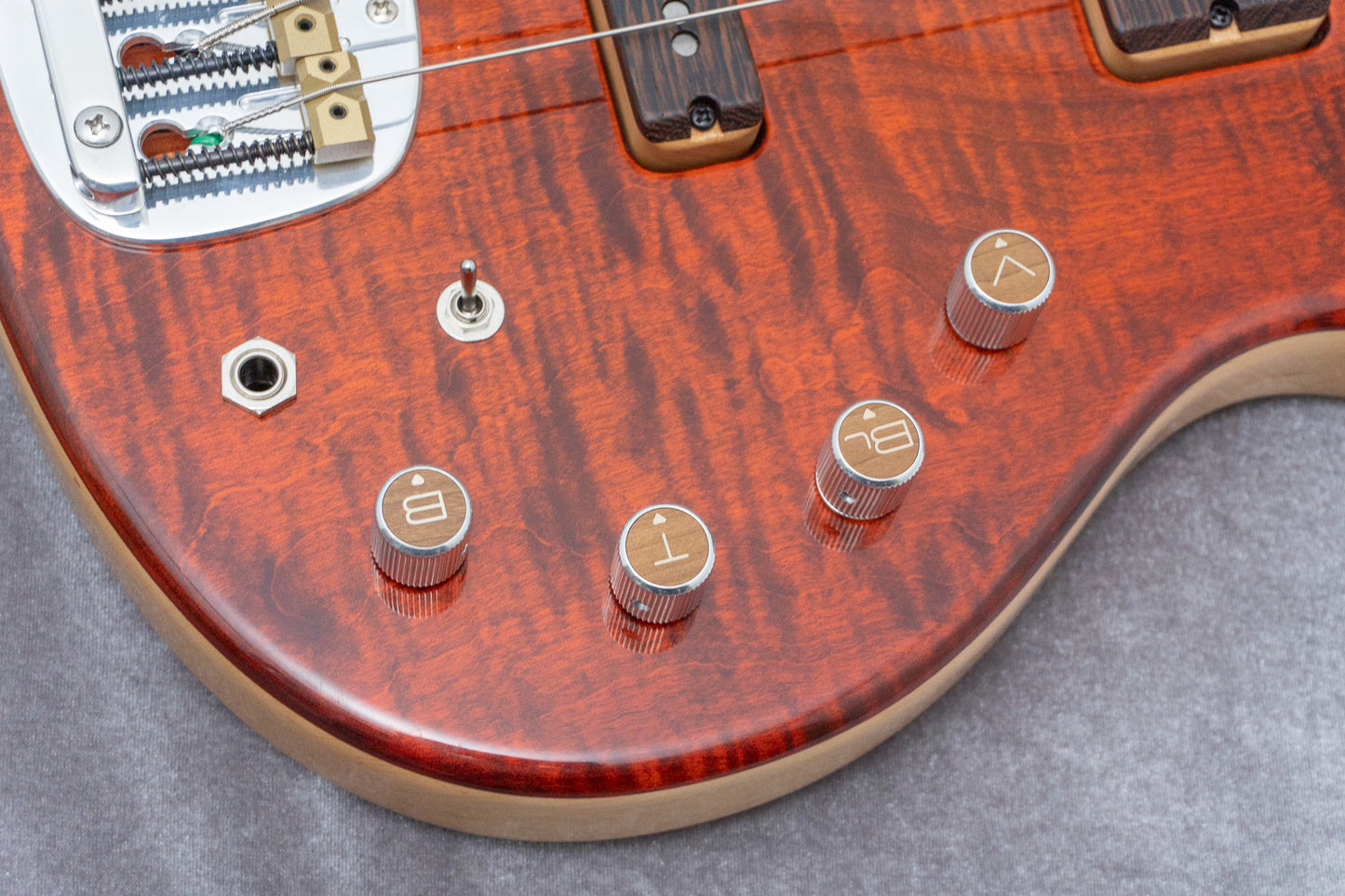 【new】Valiant Guitars / TNT5 Red 3.980kg #T24044【GIB Hyogo】