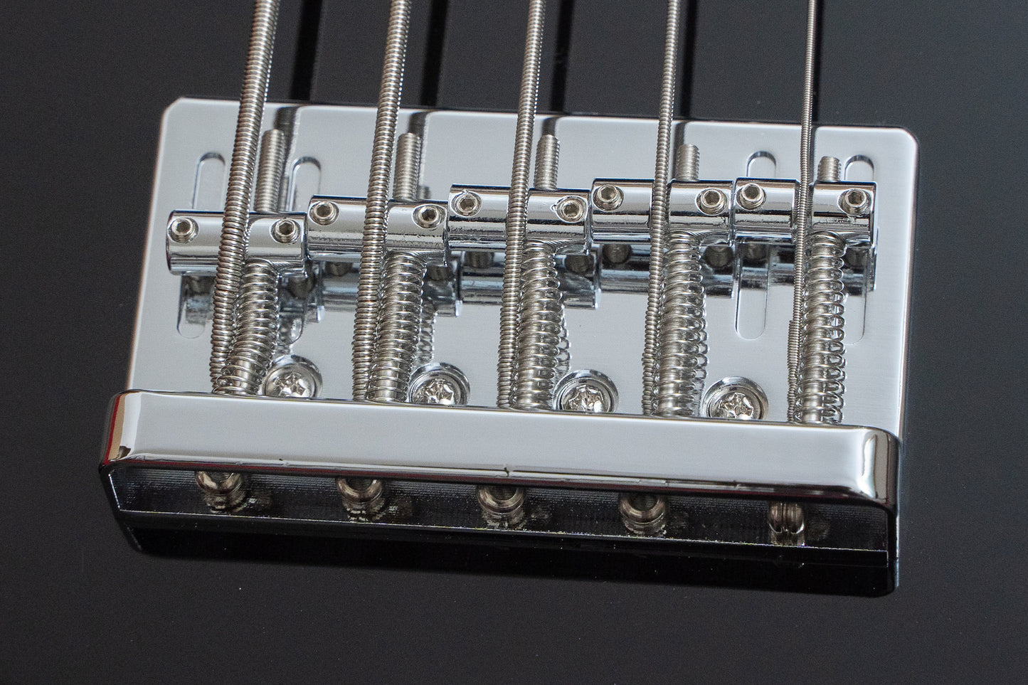 【new】woofy basses / ONE series Cavalier 5 M Black