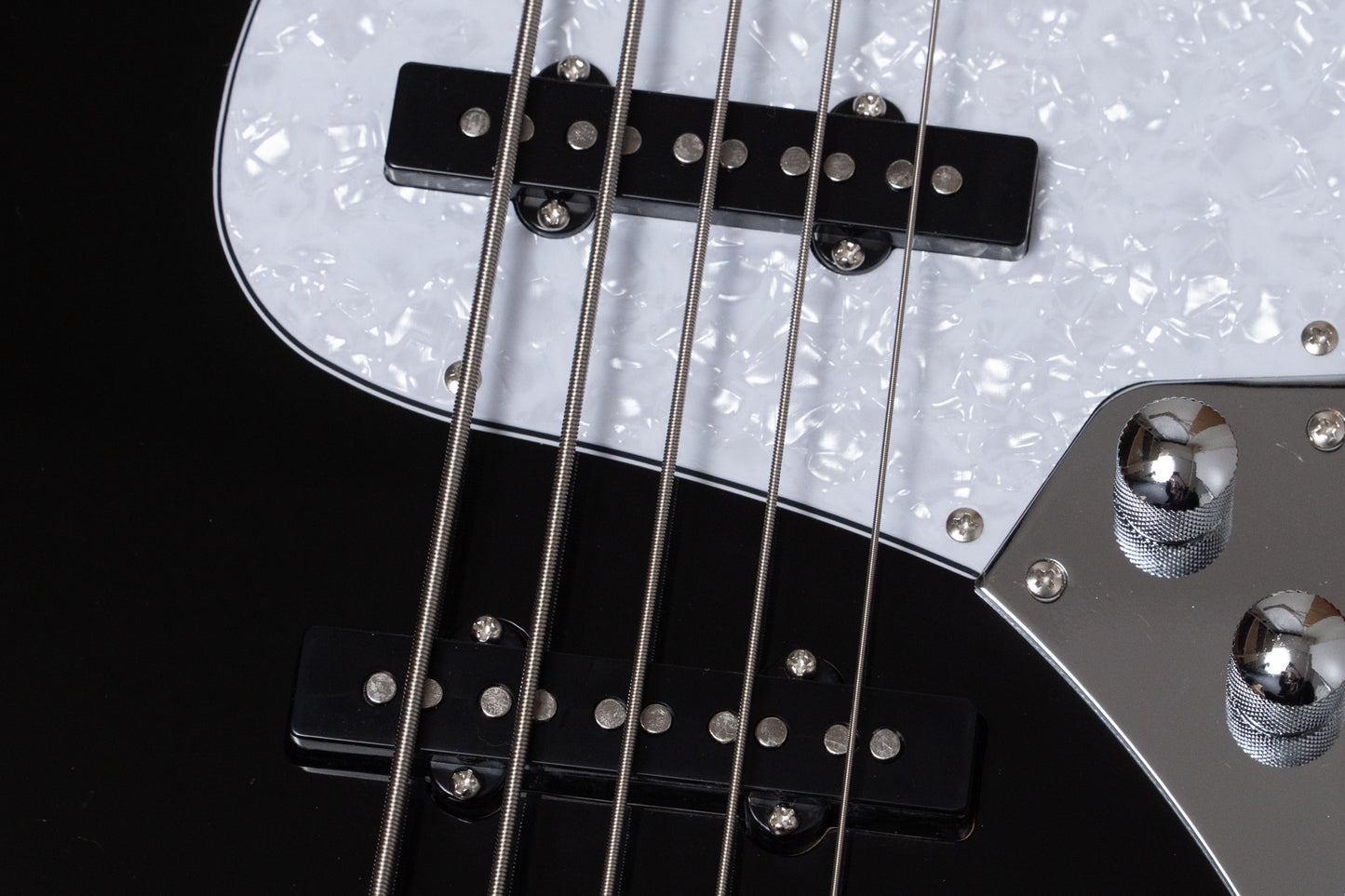【new】woofy basses / ONE series Cavalier 5 M Black