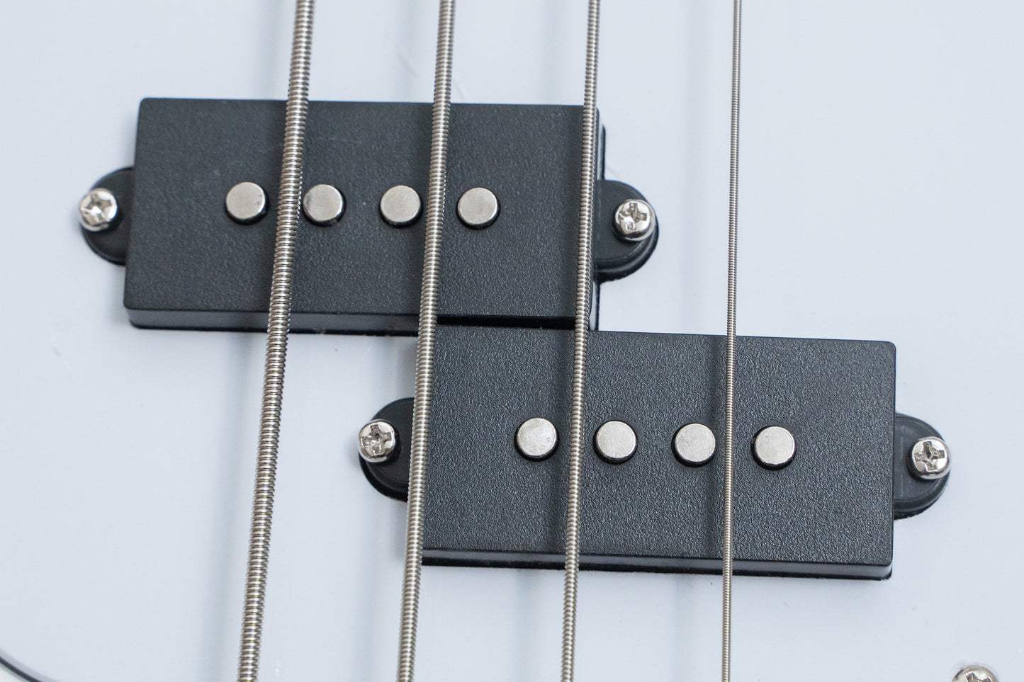 【new】woofy basses / ONE series Woo 4 White