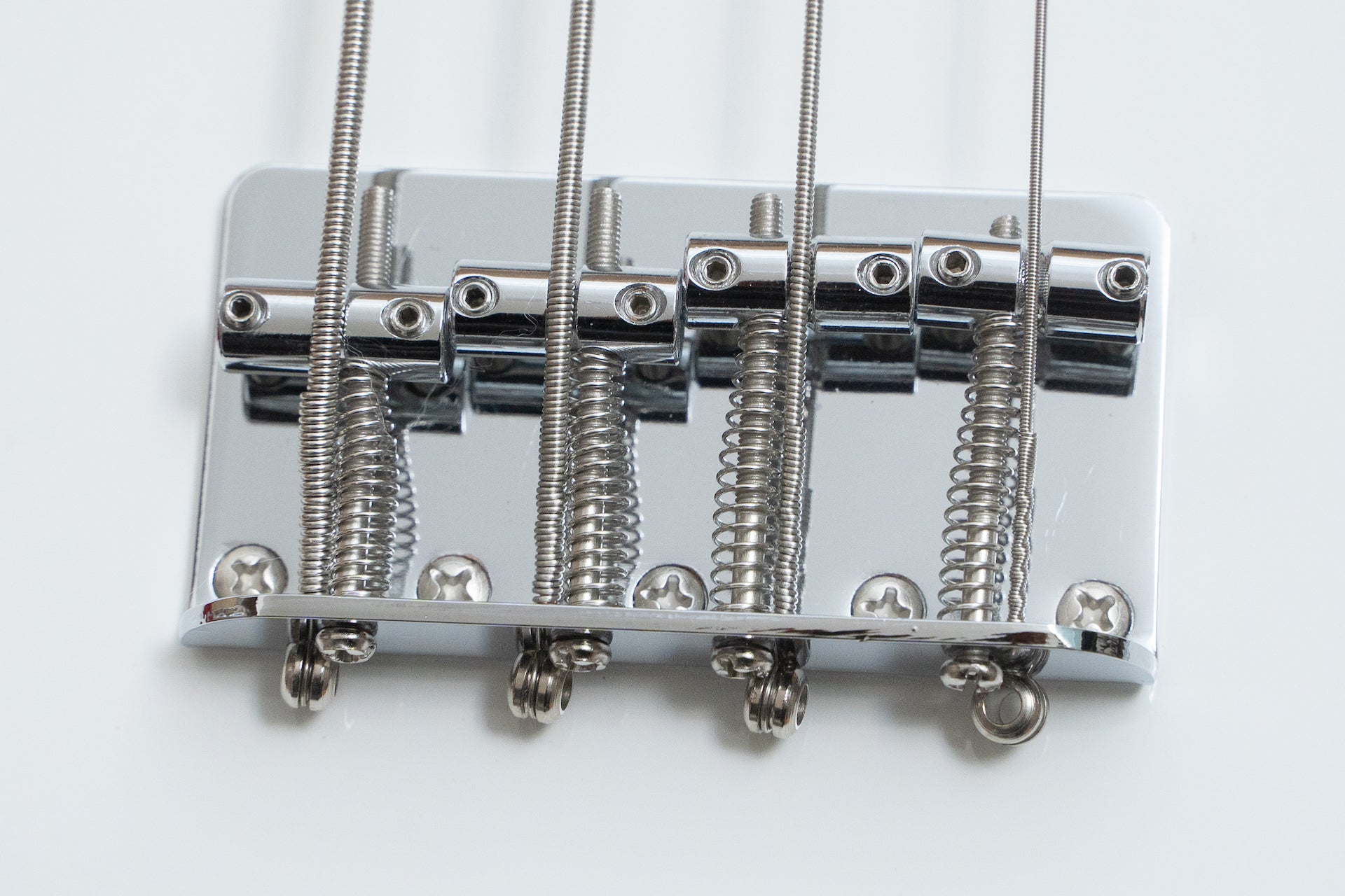 new】woofy basses / ONE series Woo 4 White – Bass Shop Geek IN Box