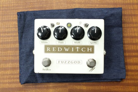 Fuzz pedal characteristic of rich harmonics.
