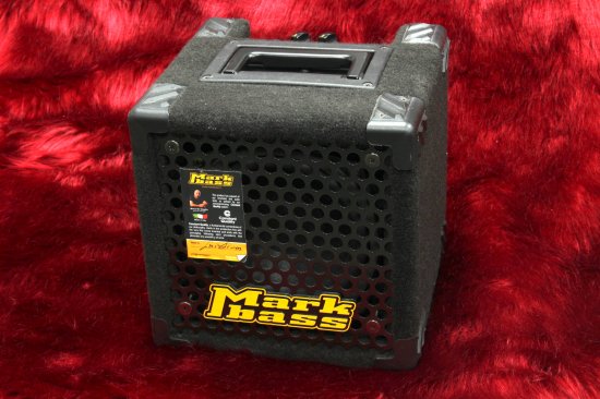 Ultra-lightweight combo amplifier that can be carried by one hand.