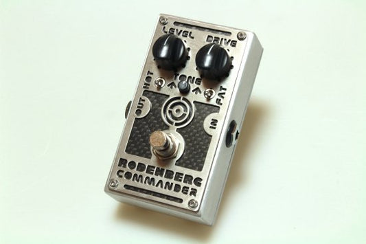 Drive pedal with deep distortion sound