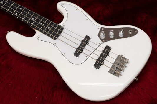 Provides useful things for all bassists.